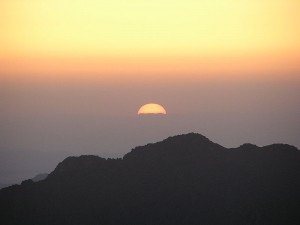 800px-Sunrise on Mt Sinai in Egypt - June2006 - by Mabdalla - public domain